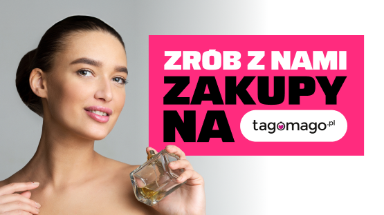 Kobieta z perfumami w ręku. 