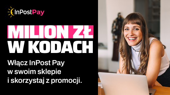 Uśmiechnięta kobieta przed laptopem.