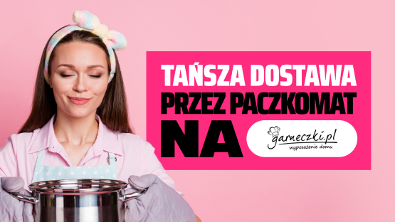 Kobieta trzymająca garnek w dłoniach w rękawicach kuchennych.