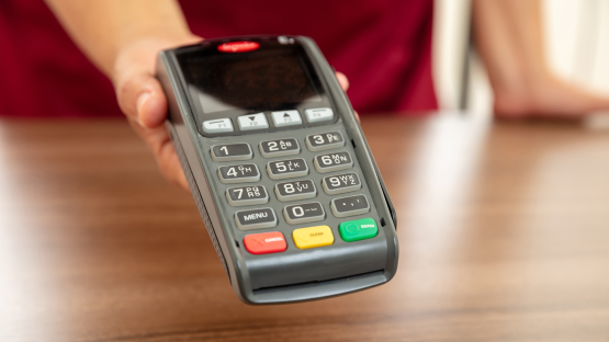 Terminal płatniczy z przyciskami numerycznymi i funkcjonalnymi.