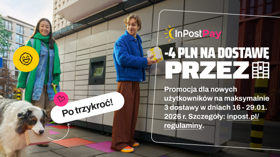 Minus 4 pln na dostawę przez Paczkomat. Chłopak i dziewczyna z pieskiem odbierają paczkę z maszyny Paczkomat.