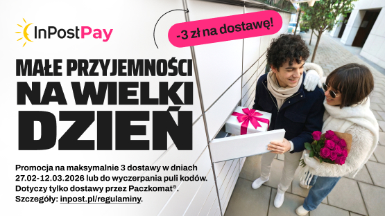 Kobieta trzymająca kwiaty razem z chłopakiem odbierają prezent z maszyny Paczkomat.