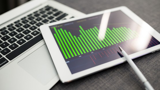 Zielony wykres na tablecie pokazujący czym jest grupa docelowa i jak ją określić.