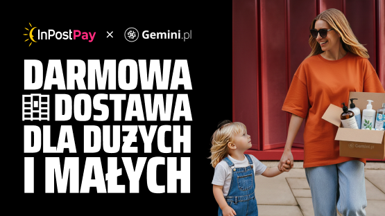 Kobieta idzie dzieckiem za rączkę, w drugiej ręce trzyma paczkę z produktami.