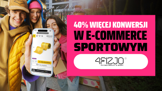 Chłopak stojący obok dwóch dziewczyn trzyma telefon, na którego ekranie widać kartę produktu na stronie 4fizjo.