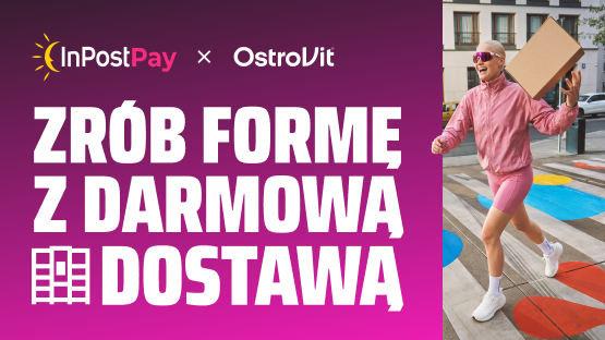 Kobieta w stroju sportowym z paczką w ręce.
