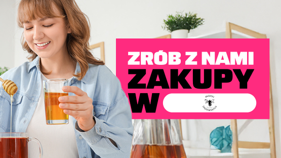 Kobieta słodząca miodem herbatę.