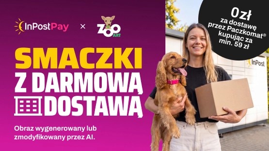 Kobieta stojąca niedaleko maszyny Paczkomat w jednej ręce trzyma pieska, w drugiej paczkę.