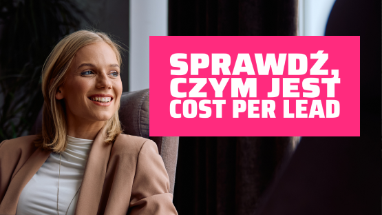 Uśmiechnięta kobieta, obok niej napis. Sprawdź, czym jest cost per lead.