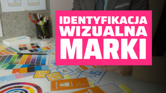 Osoby tworzą identyfikację wizualną marki, obok napis na różowym tle: Identyfikacja wizualna marki.