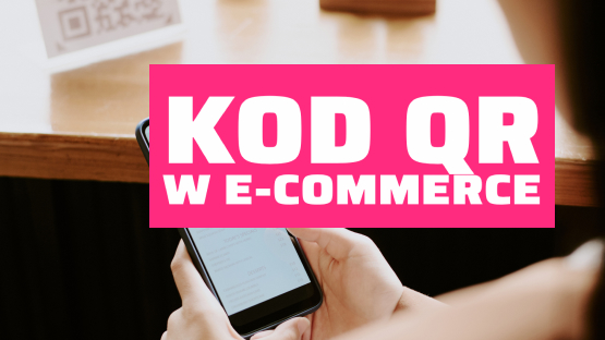 Osoba trzyma smartfon. Napis na różowym tle: Kod QR w e-commerce.