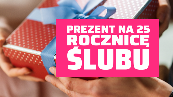 Osoba wręcza zapakowany prezent z niebieską wstążką na 25 rocznicę ślubu.