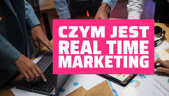 Osoby pracujące przy laptopie i dokumentach, napis "czym jest real-time marketing.